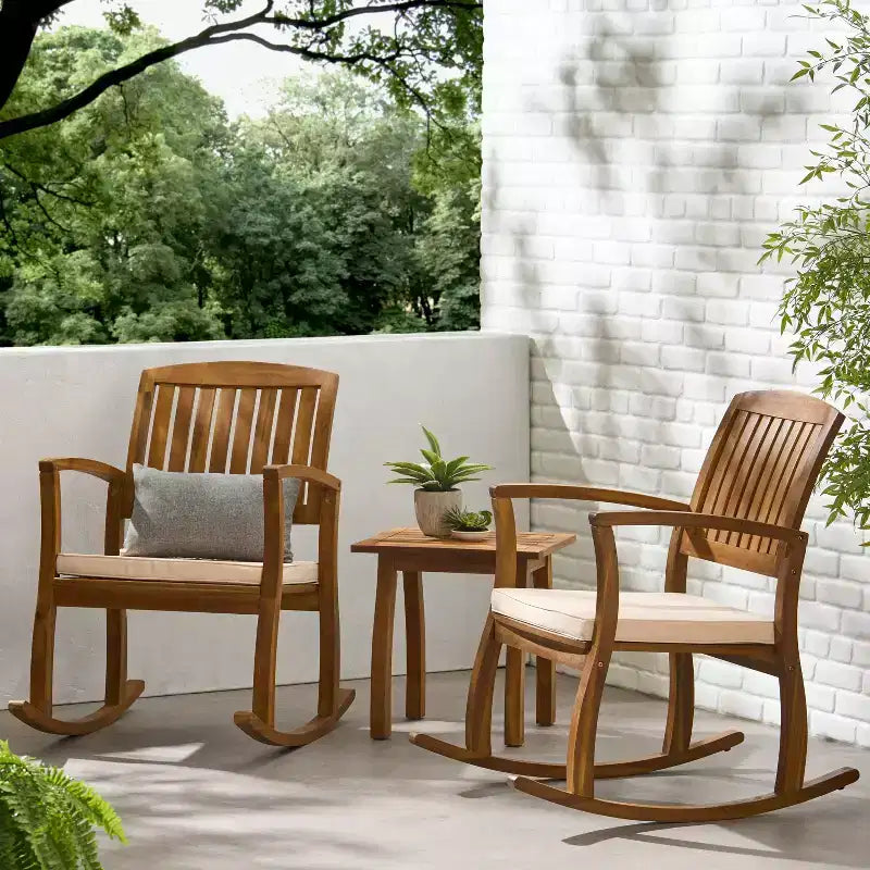 Ensemble de conversation d'extérieur Selma de 3 pièces Christopher Knight Home : 2 chaises berçantes en bois d'acacia avec coussins et 1 table d'appoint en acacia – Teck – Résistant aux intempéries