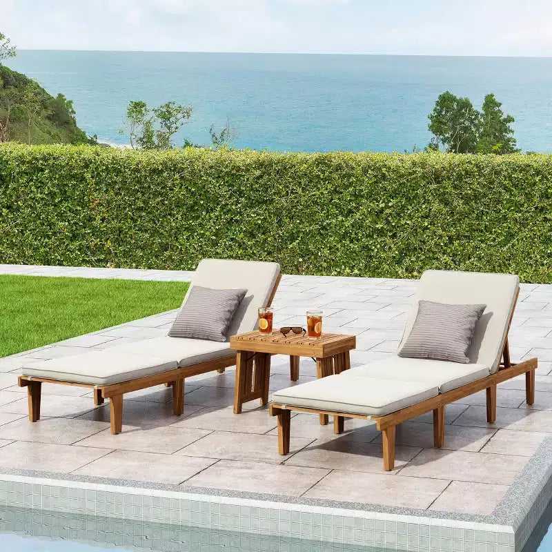 Ensemble de 3 chaises longues en bois d'acacia Ariana - Teck/Crème - Christopher Knight Home : Salon de jardin avec table d'appoint