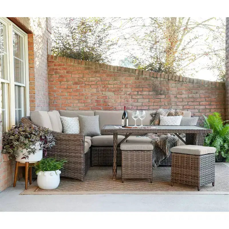 Ensemble de sectionnel 7 pièces en osier Walton de Leisure Made, avec coussins en tissu brun clair