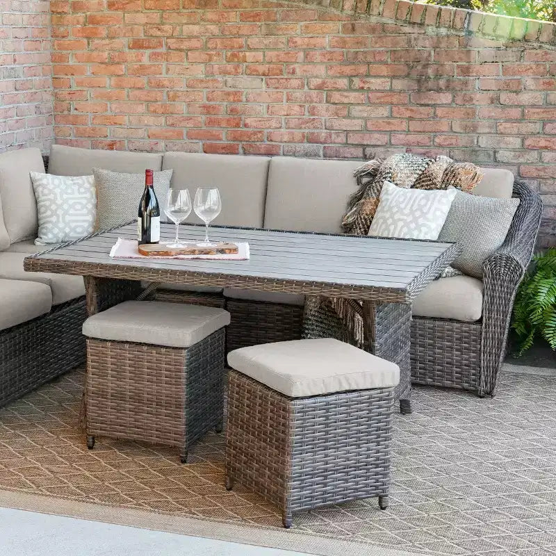 Ensemble de sectionnel 7 pièces en osier Walton de Leisure Made, avec coussins en tissu brun clair