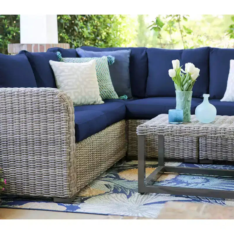 Sectionnel en osier 5 pièces Forsyth de Leisure Made avec coussins en tissu bleu marine