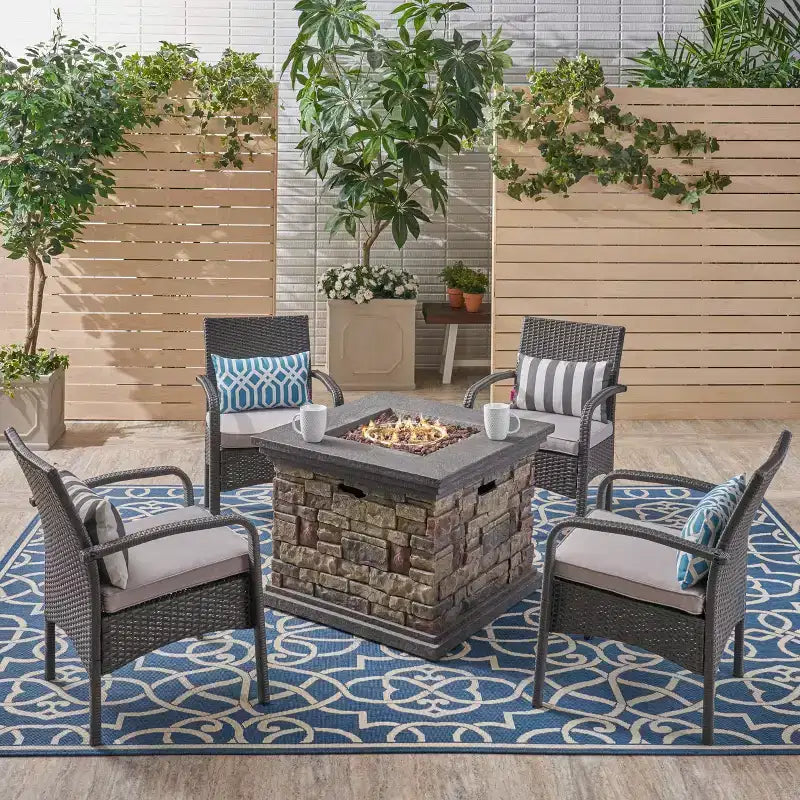 GDFStudio Kilburn Ensemble de 5 pièces avec Fauteuils Club et Brasero d'Extérieur en Osier avec Coussins