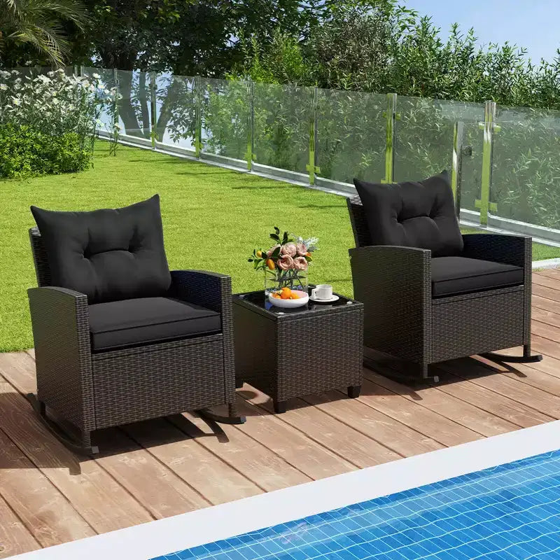 Costway Ensemble de 3 pièces de chaises à bascule en osier pour patio avec table en verre trempé et coussins moelleux Extérieur Beige/Bleu marine/Noir/Rouge