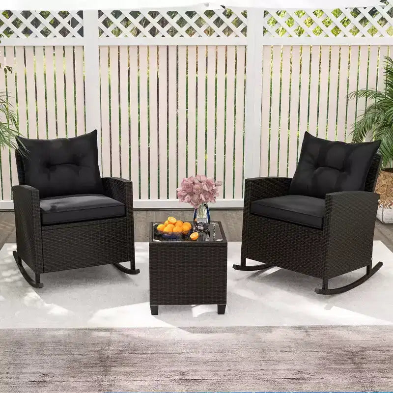 Costway Ensemble de 3 pièces de chaises à bascule en osier pour patio avec table en verre trempé et coussins moelleux Extérieur Beige/Bleu marine/Noir/Rouge