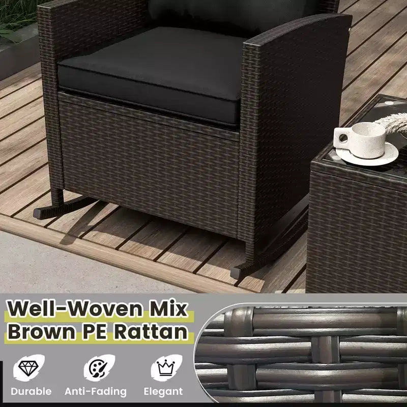Costway Ensemble de 3 pièces de chaises à bascule en osier pour patio avec table en verre trempé et coussins moelleux Extérieur Beige/Bleu marine/Noir/Rouge