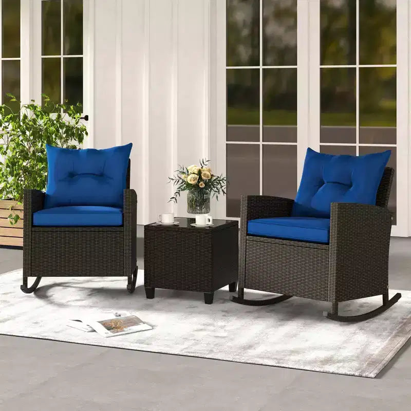 Costway Ensemble de 3 pièces de chaises à bascule en osier pour patio avec table en verre trempé et coussins moelleux Extérieur Beige/Bleu marine/Noir/Rouge