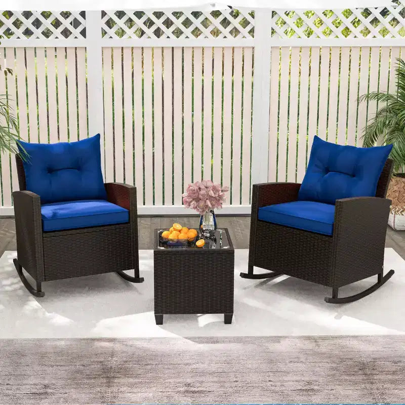 Costway Ensemble de 3 pièces de chaises à bascule en osier pour patio avec table en verre trempé et coussins moelleux Extérieur Beige/Bleu marine/Noir/Rouge