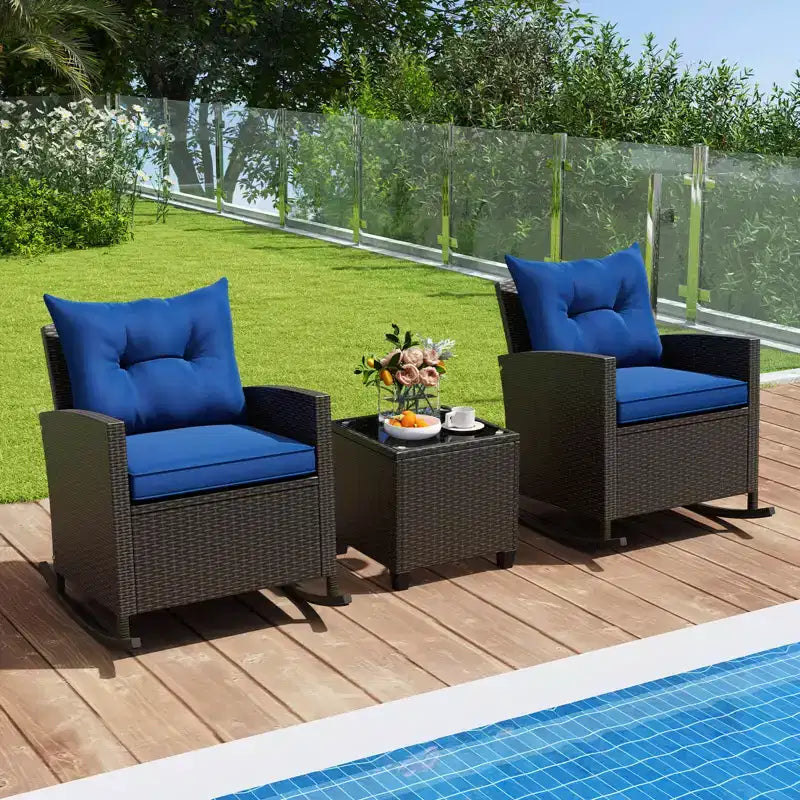 Costway Ensemble de 3 pièces de chaises à bascule en osier pour patio avec table en verre trempé et coussins moelleux Extérieur Beige/Bleu marine/Noir/Rouge