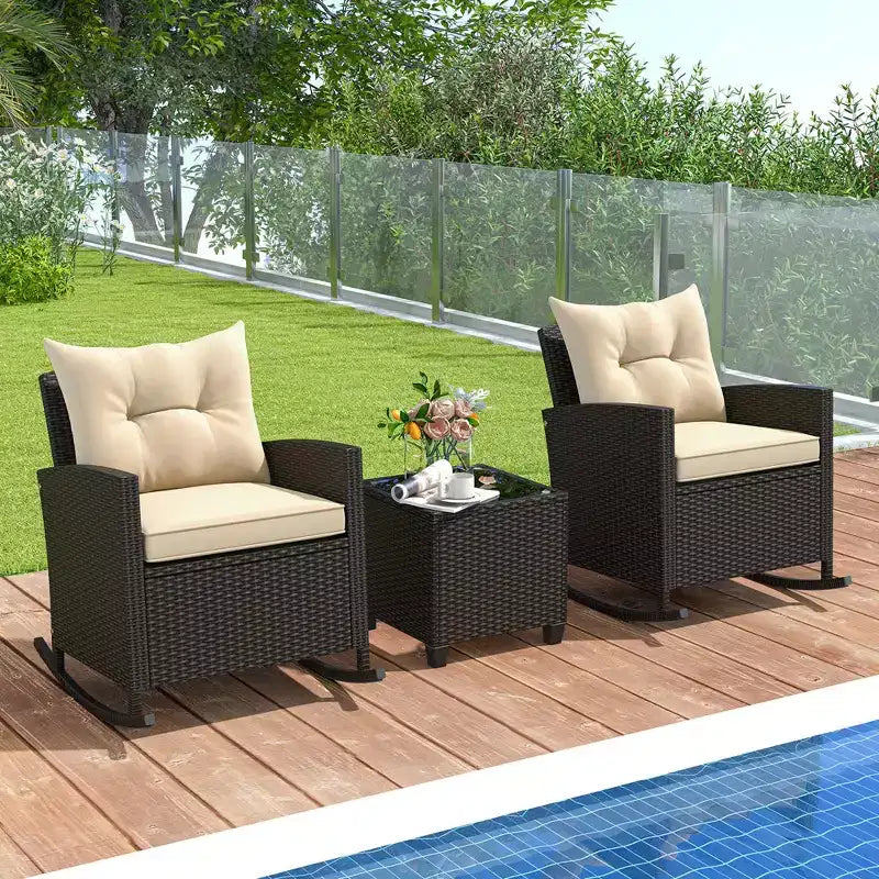 Costway Ensemble de 3 pièces de chaises à bascule en osier pour patio avec table en verre trempé et coussins moelleux Extérieur Beige/Bleu marine/Noir/Rouge