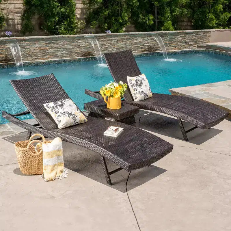 Christopher Knight Home Kauai Ensemble de 3 chaises longues d'extérieur en rotin synthétique avec table d'appoint pliante