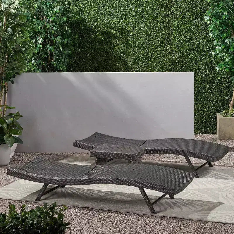 Christopher Knight Home Kauai Ensemble de 3 chaises longues d'extérieur en rotin synthétique avec table d'appoint pliante