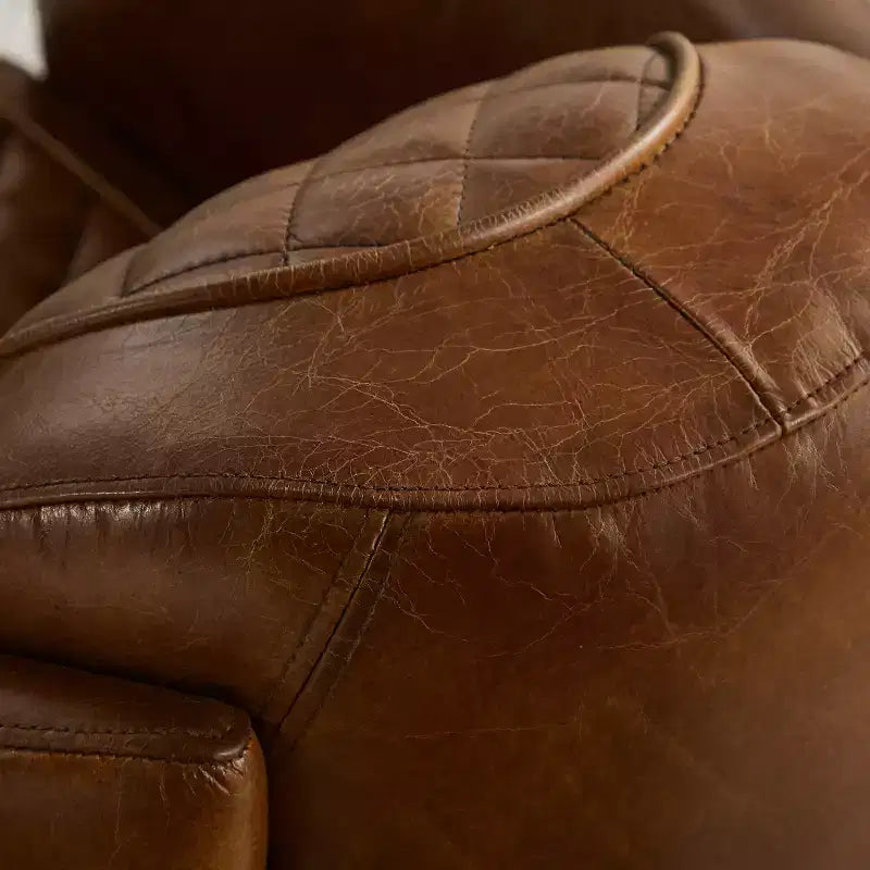 Fauteuil Art Leon en cuir avec design matelassé pour un confort intemporel