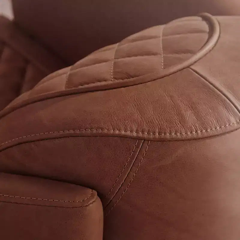Fauteuil Art Leon en cuir avec design matelassé pour un confort intemporel