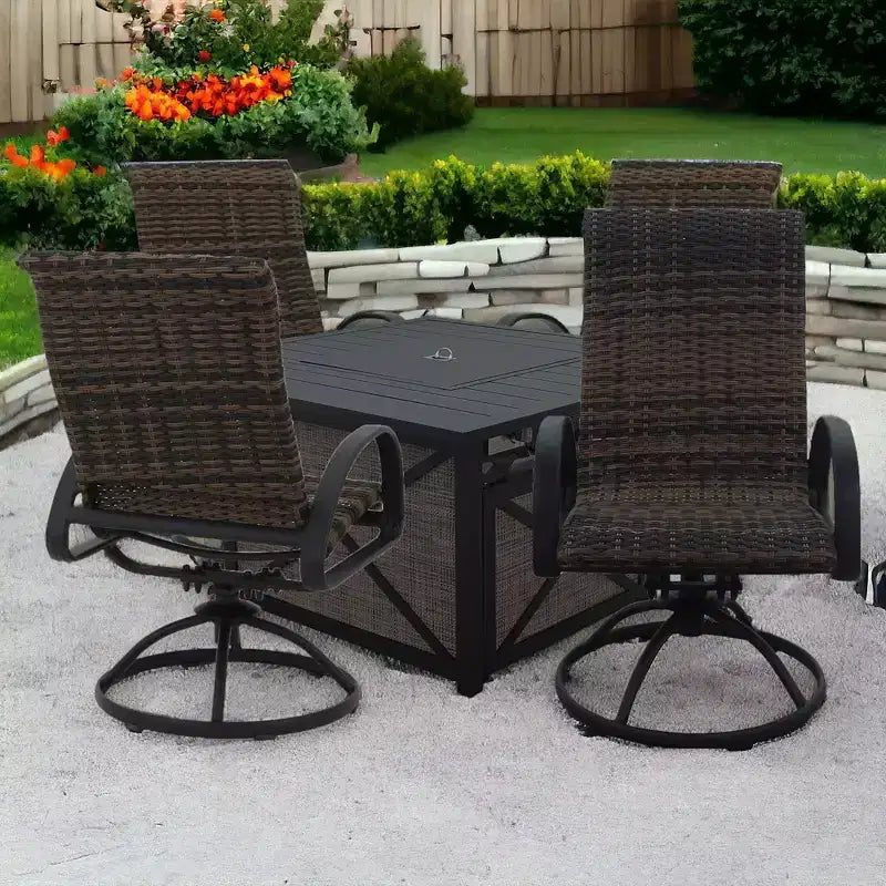 Ensemble de foyer carré 5 pièces Courtyard Casual Santa Fe avec fauteuils à bascule en osier pivotants Comprend un foyer carré et quatre fauteuils à bascule pivotants avec sièges en osier