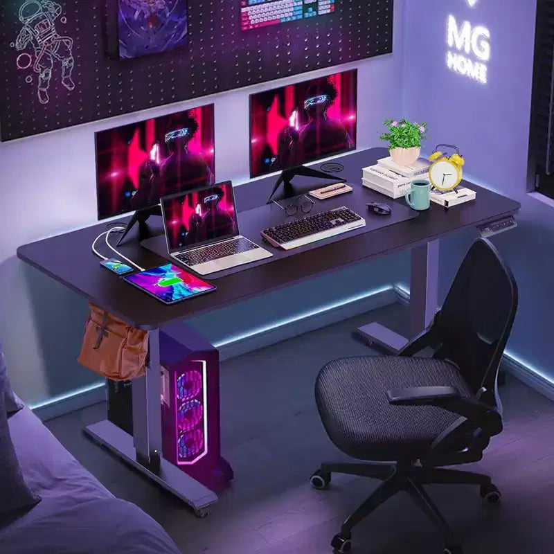 Bureau d'ordinateur électrique debout à hauteur réglable 63×24 avec prise, roulettes, cadre à double poutre, tapis de souris