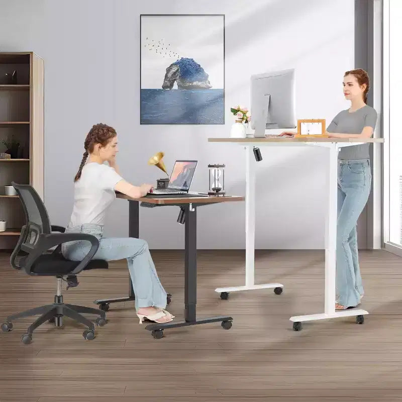 Bureau d'ordinateur électrique debout à hauteur réglable 63×24 avec prise, roulettes, cadre à double poutre, tapis de souris