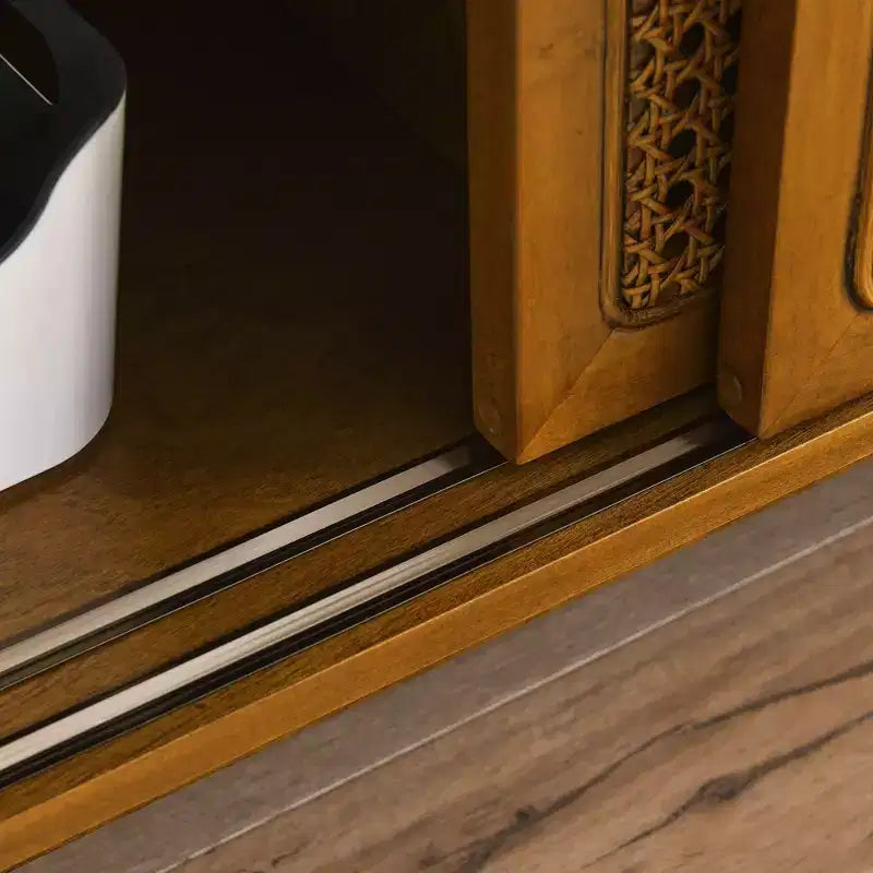 Meuble TV scandinave en rotin de 150 cm pour téléviseurs jusqu'à 65 pouces, base en bois massif avec portes d'armoire en rotin – Bois clair