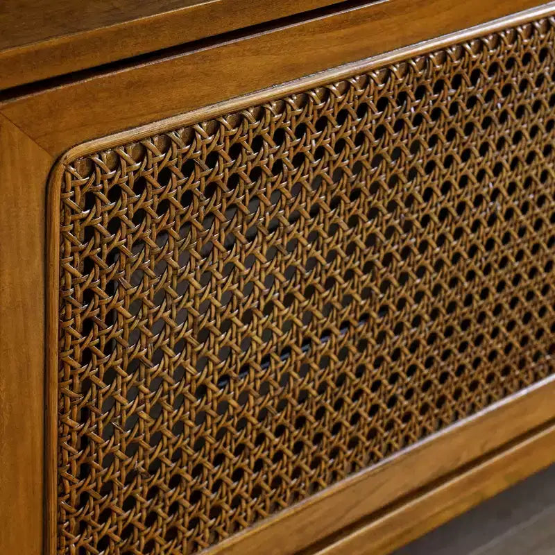 Meuble TV scandinave en rotin de 150 cm pour téléviseurs jusqu'à 65 pouces, base en bois massif avec portes d'armoire en rotin – Bois clair