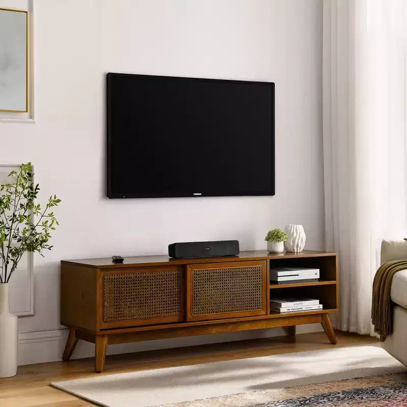 Meuble TV scandinave en rotin de 150 cm pour téléviseurs jusqu'à 65 pouces, base en bois massif avec portes d'armoire en rotin – Bois clair