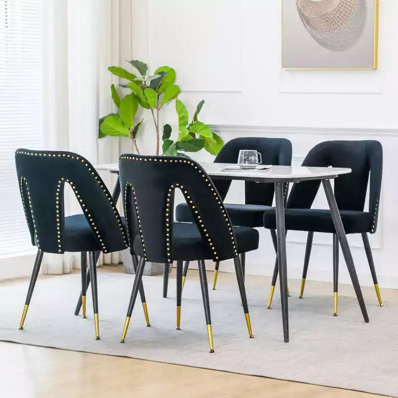 2 chaises de salle à manger modernes rembourrées en velours avec clous et pieds en métal noir aux embouts dorés, fauteuils d'appoint pour le salon, la chambre et le restaurant