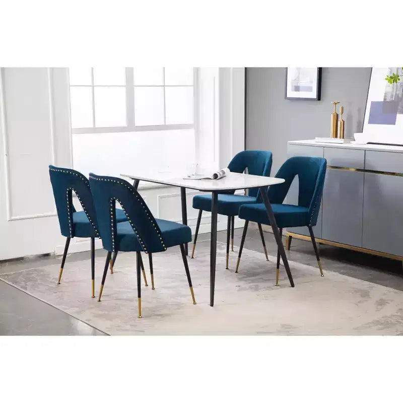 2 chaises de salle à manger modernes rembourrées en velours avec clous et pieds en métal noir aux embouts dorés, fauteuils d'appoint pour le salon, la chambre et le restaurant