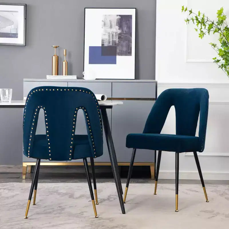 2 chaises de salle à manger modernes rembourrées en velours avec clous et pieds en métal noir aux embouts dorés, fauteuils d'appoint pour le salon, la chambre et le restaurant