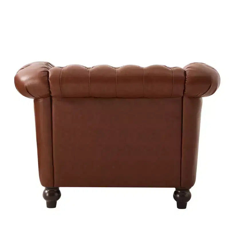 Fauteuil club Chesterfield Zeus et Ruta avec accoudoirs volutes, garniture cloutée et pieds en bois massif