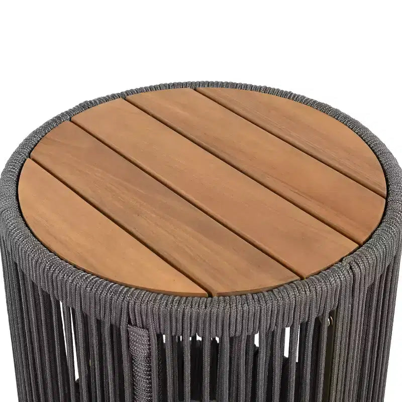 Ensemble de 2 chaises pivotantes d'extérieur modernes en corde et table d'appoint en bois d'acacia Christopher Knight Home Yamina