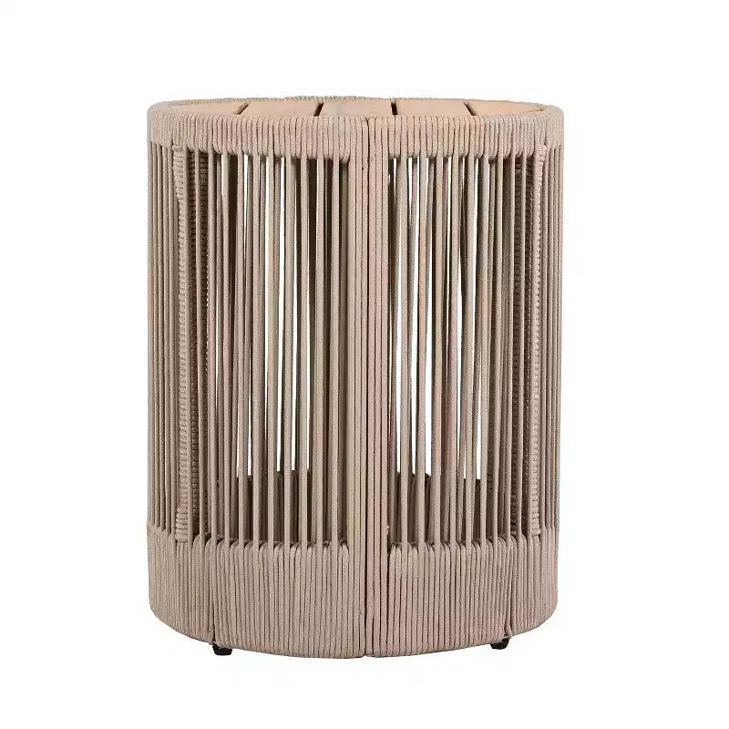 Ensemble de 2 chaises pivotantes d'extérieur modernes en corde et table d'appoint en bois d'acacia Christopher Knight Home Yamina