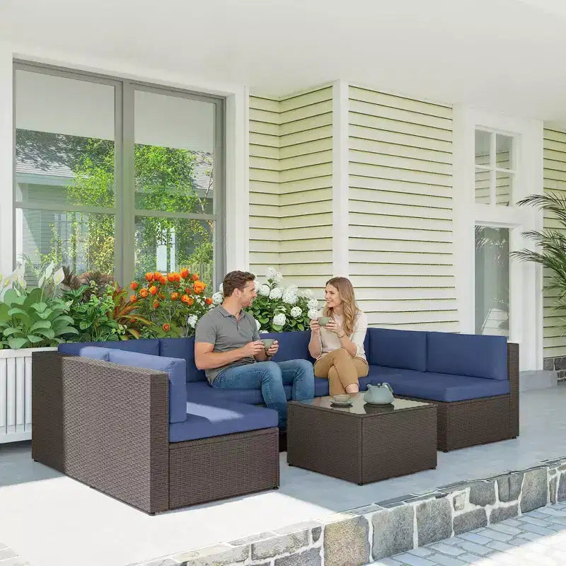 Ensemble de mobilier de patio Outsunny 7 pièces, meubles de conversation d'extérieur en rotin PE tout temps avec coussins, table basse à plateau en verre
