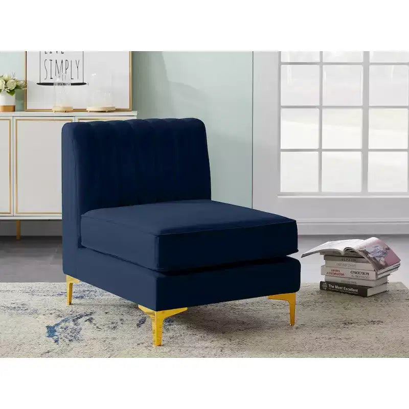 Fauteuil sans accoudoirs en velours bleu marine Alina Meridian Furniture