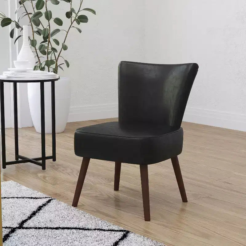Chaise d'appoint rétro Merrick Lane Santino mi-hauteur en similicuir noir avec pieds évasés en bois