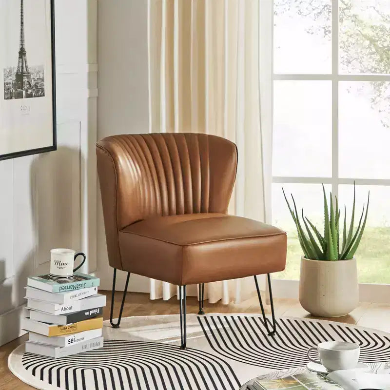 Eustacio Comtemporain Fauteuil d'appoint en similicuir capitonné avec pieds en métal | Karat Home