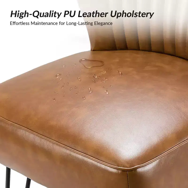 Eustacio Comtemporain Fauteuil d'appoint en similicuir capitonné avec pieds en métal | Karat Home