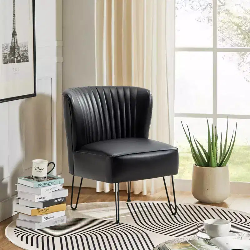 Eustacio Comtemporain Fauteuil d'appoint en similicuir capitonné avec pieds en métal | Karat Home