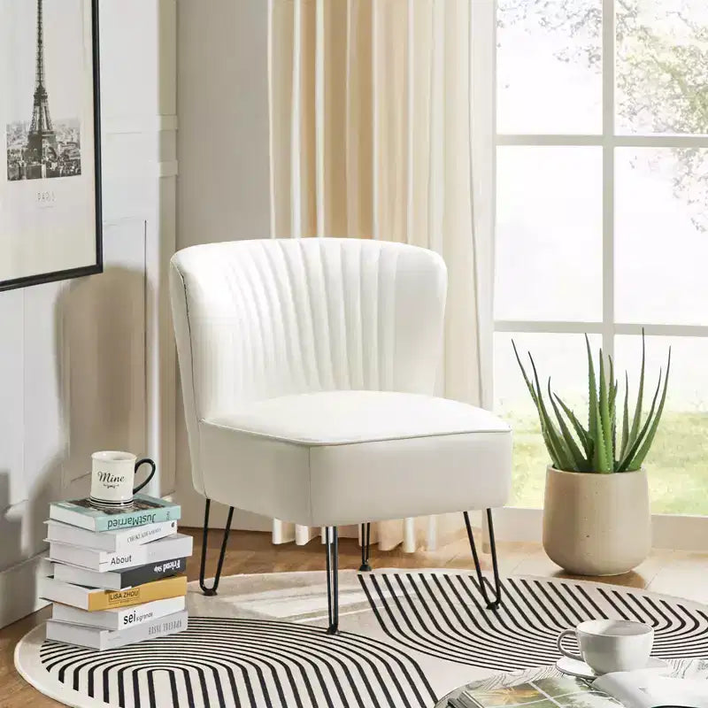 Eustacio Comtemporain Fauteuil d'appoint en similicuir capitonné avec pieds en métal | Karat Home
