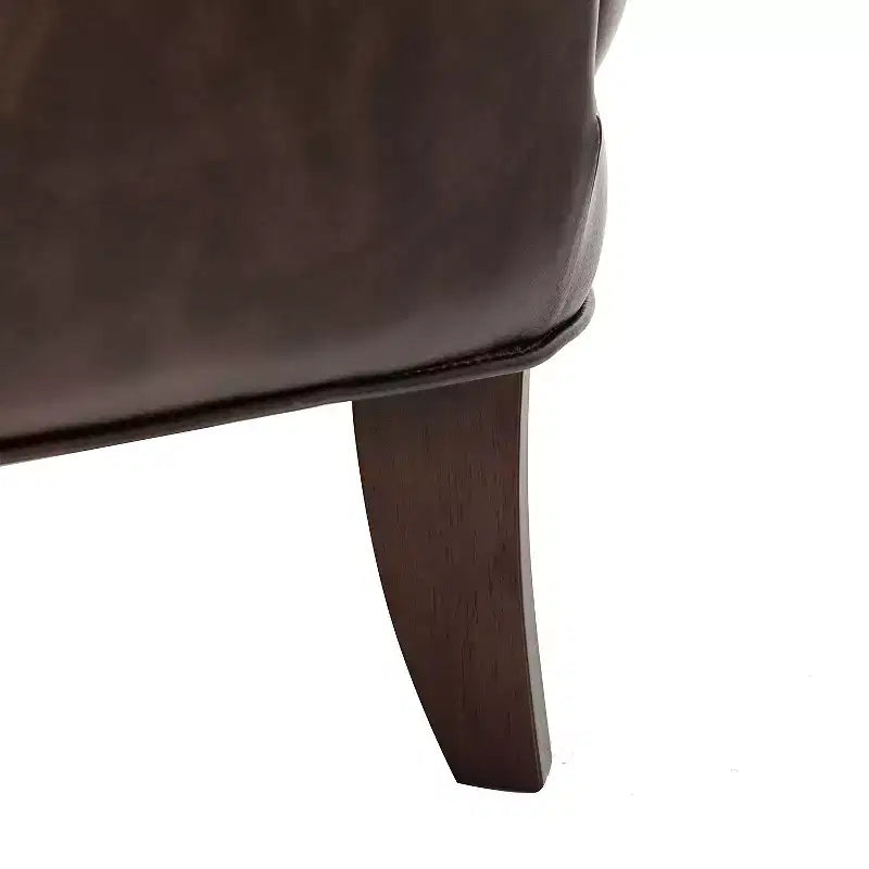 Fauteuil à oreilles en similicuir végane Jorge avec clous décoratifs pour salon et chambre | Karat Home