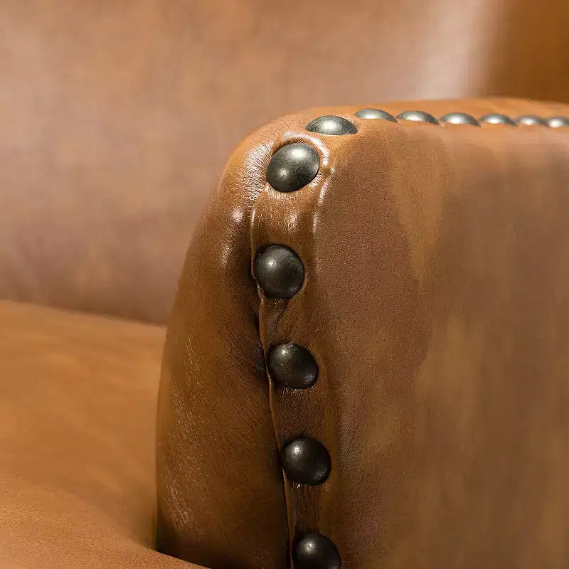 Fauteuil à oreilles en similicuir végane Jorge avec clous décoratifs pour salon et chambre | Karat Home