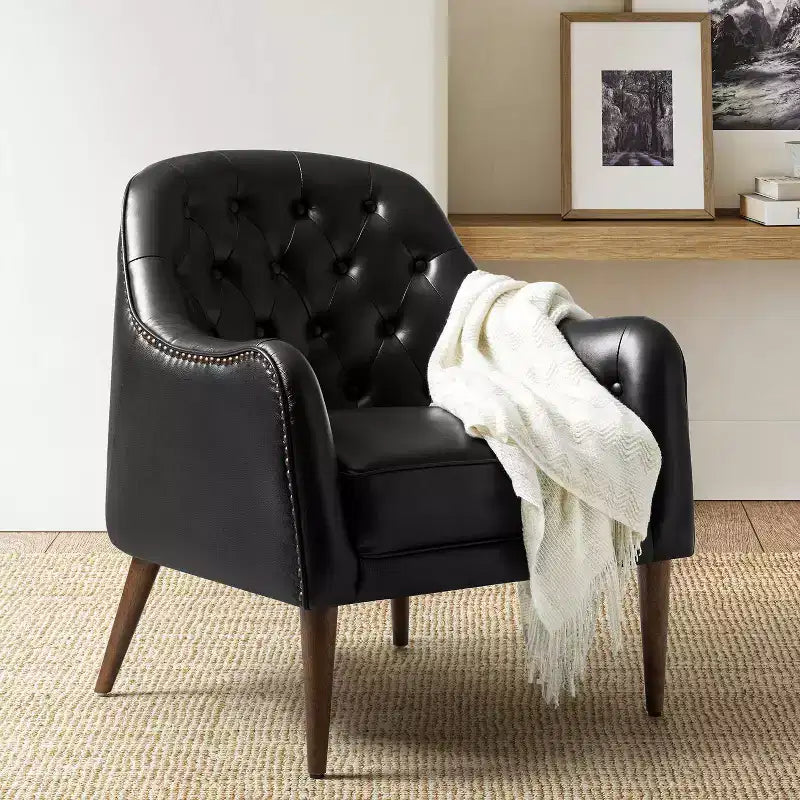 Fauteuil crapaud d'appoint Justo 28,5 po de large en cuir véritable capitonné avec pieds en bois massif pour salon | ART OF LIVING DESIGNS