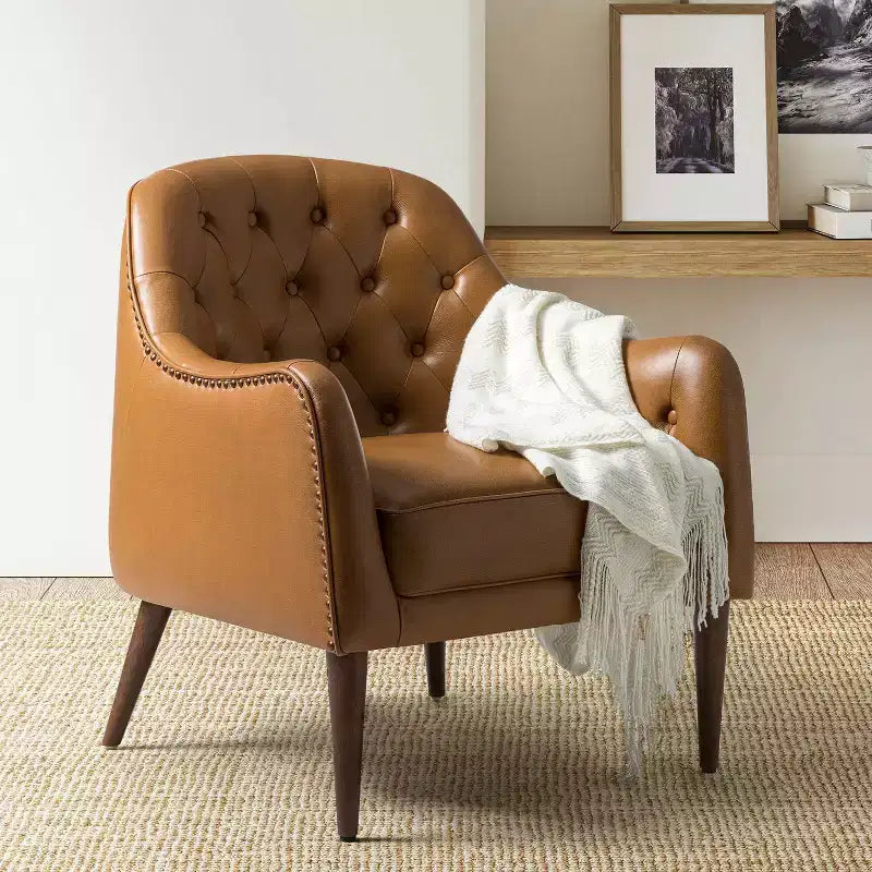 Fauteuil crapaud d'appoint Justo 28,5 po de large en cuir véritable capitonné avec pieds en bois massif pour salon | ART OF LIVING DESIGNS