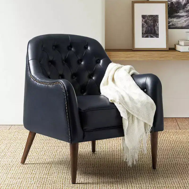 Fauteuil crapaud d'appoint Justo 28,5 po de large en cuir véritable capitonné avec pieds en bois massif pour salon | ART OF LIVING DESIGNS