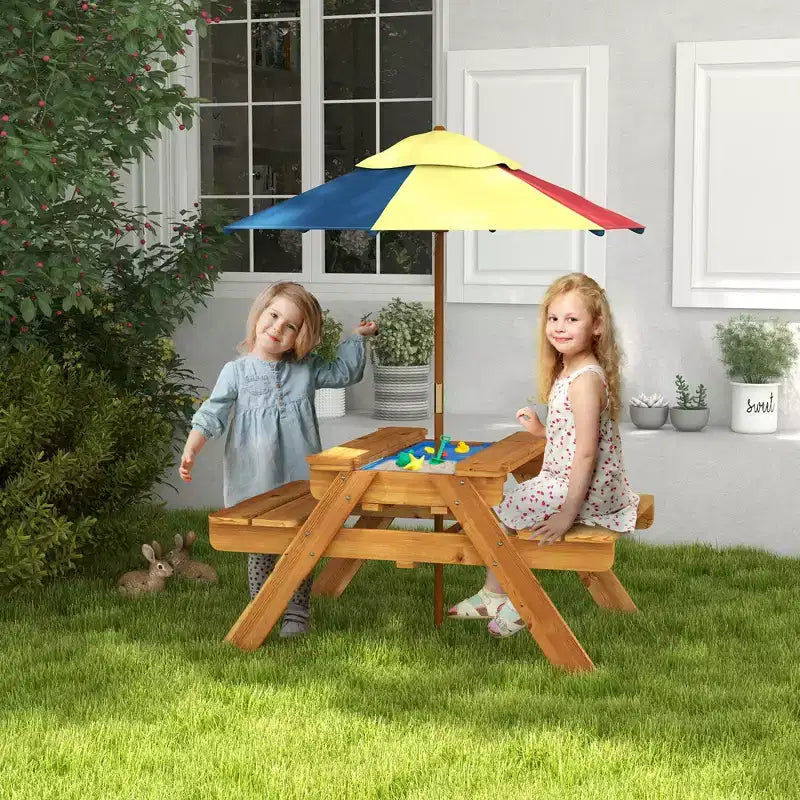 Table de pique-nique Outsunny pour enfants, table d'activités sable et eau 3 en 1 avec parasol pliable, 2 bacs de jeu, plateau amovible, pour les 3-6 ans, teck