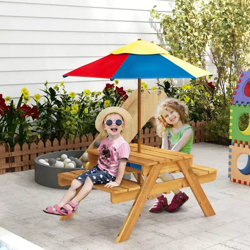 Table de pique-nique Outsunny pour enfants, table d'activités sable et eau 3 en 1 avec parasol pliable, 2 bacs de jeu, plateau amovible, pour les 3-6 ans, teck