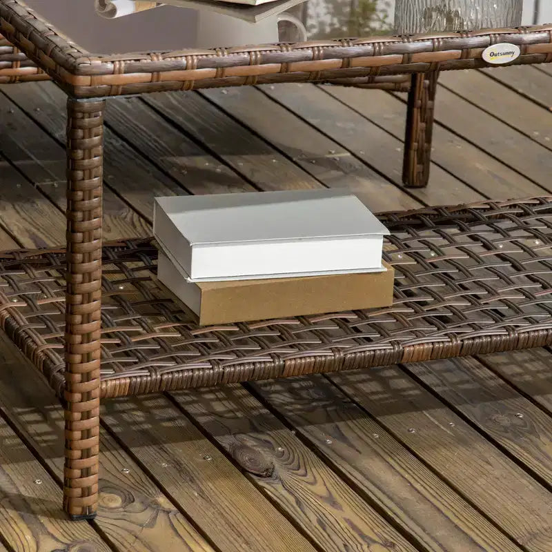 Ensemble de mobilier de patio Outsunny, mobilier d'extérieur 4 pièces en rotin PE avec 2 fauteuils pivotants, table en verre à 2 niveaux et canapé deux places