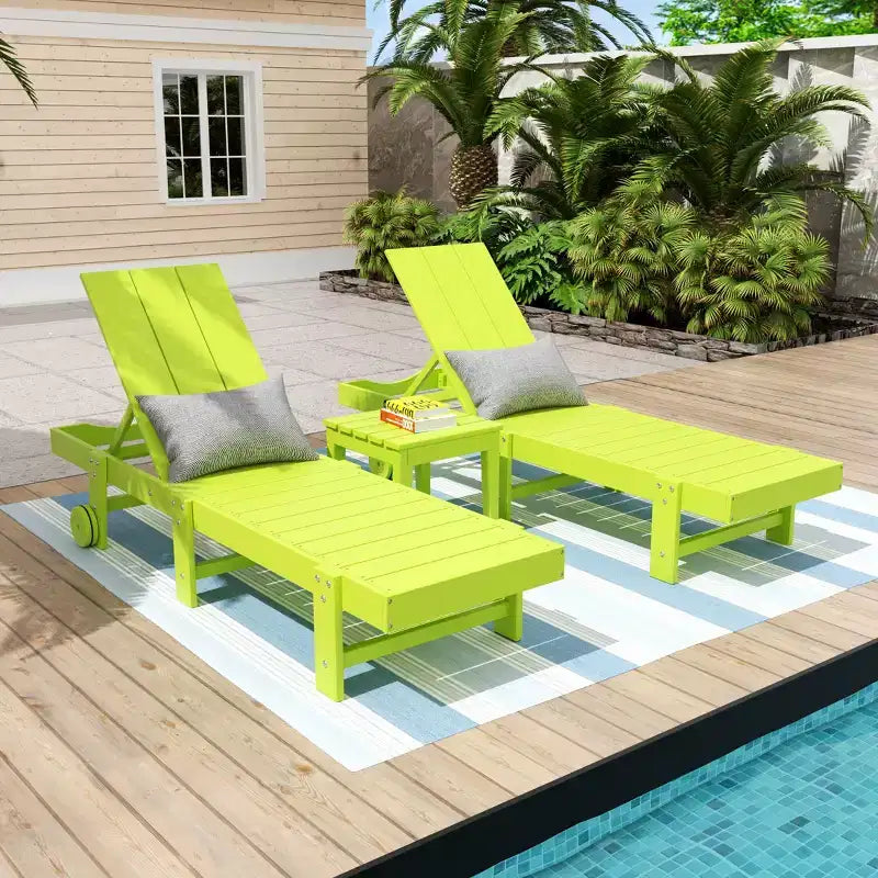 WestinTrends Ashore Lot de 2 chaises longues modernes en polyéthylène inclinables avec roues et 1 table d'appoint